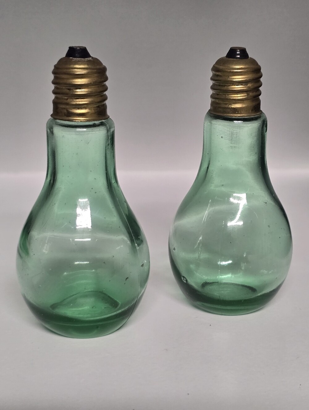 Green Glass Bulb-Shaped Decorative  Salt And Pepper Shaker
